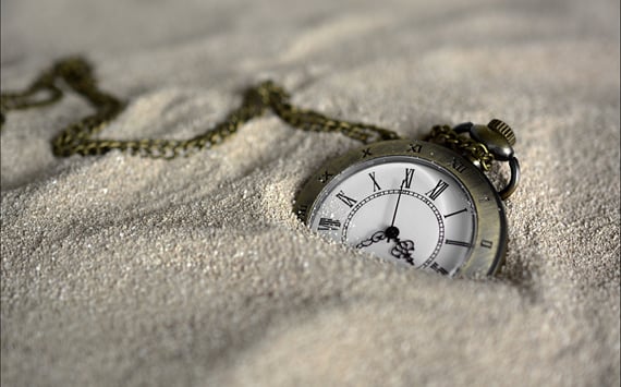 Lommeur i sand. Symbol på stressreduktion. Orgio behandler stress med kranio sakral terapi.