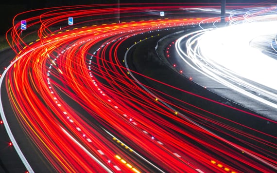 Lysstriber på motorvej. Symbol på stram piriformis, og de smerter det kan skabe. De her smerter kan fjernes med triggerpunkter og kranio sakral terapi