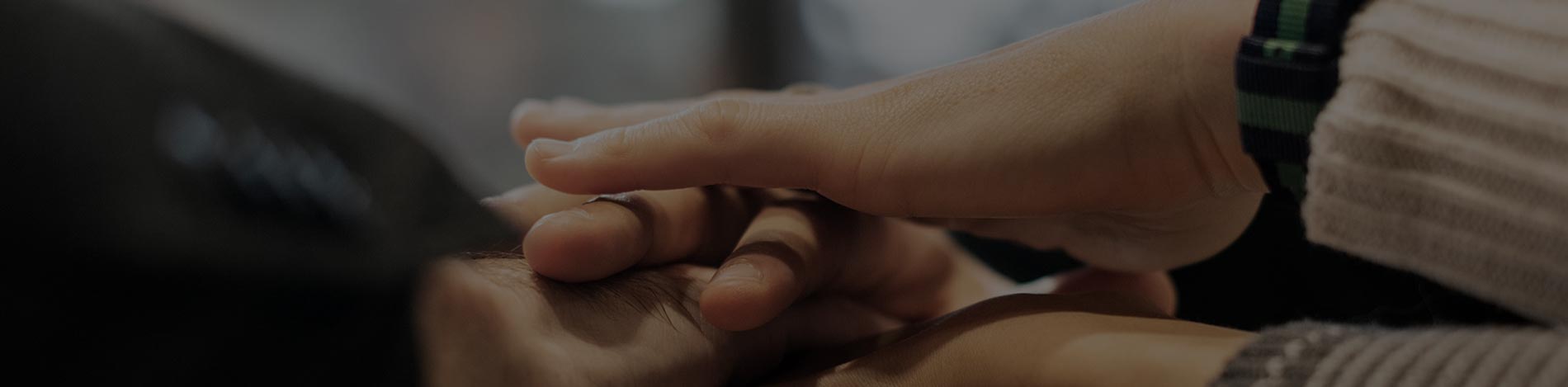 hænder, der behandler nænsomt