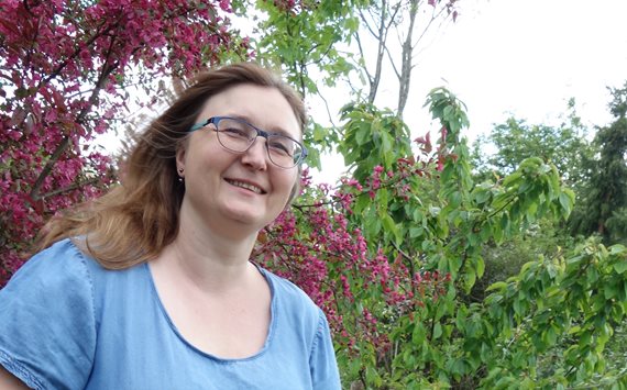 Vigdis Lysne: sygeplejerske, Cand Philol, Universitetslektor, kranio sakral terapeut, akupunktør, triggerpunktbehandler. 