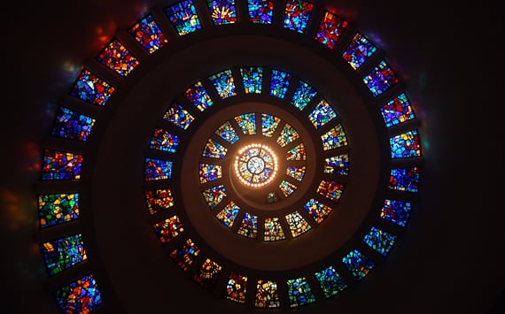 Glasmaleri af en spiral: symbol på den onde cirkel som ME - Myalgisk Encefalomyelities - i følge Dr. Perrin er.  