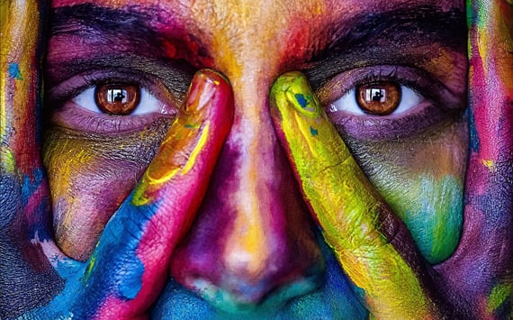 Ansigt med mange farver