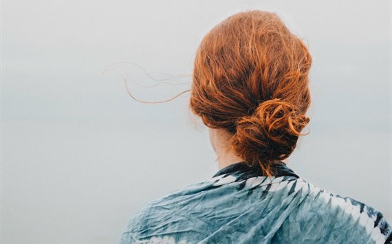 Kvinde går tur i naturen og finder den ro og harmoni som kranio sakral terapi også giver