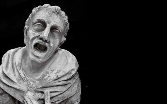 Statue med angstfuldt udtryk. Angst behandles med kranio sakral terapi og klassisk kinesisk akupunktur.