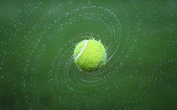 Tennisbold. Tennis-spil er en almindelig årsag til tennisalbue. Det er også arbejde med computer, musearbejde. 