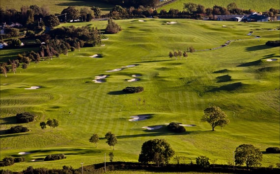 Golfbane. Golfspil er en almindelig årsag til albuesmerter. Det er også arbejde med computer, musearbejde. 