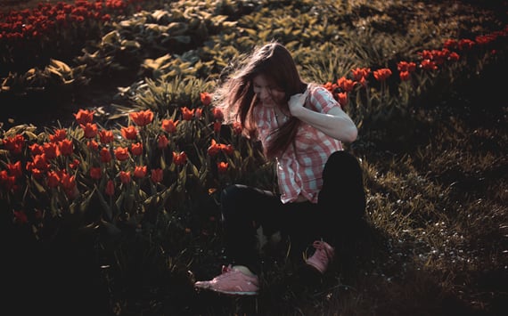 Pige og røde blomster