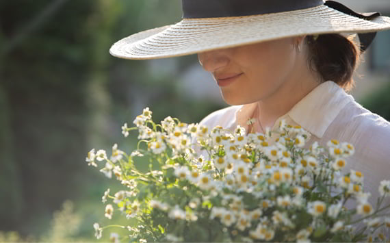 Kvinde med hat og buket blomster