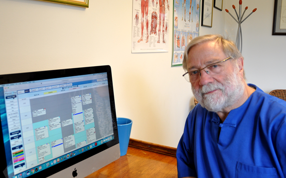 Bruno Aamo: sygeplejer, medlem af praktiserende akupunktører, og cand. mag i filosofi. 