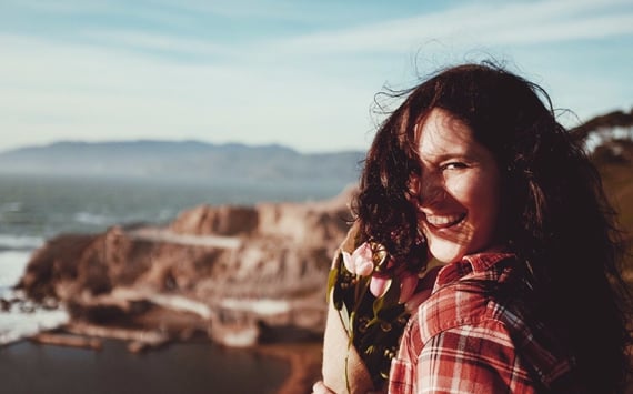 Pige med natur i baggrunden