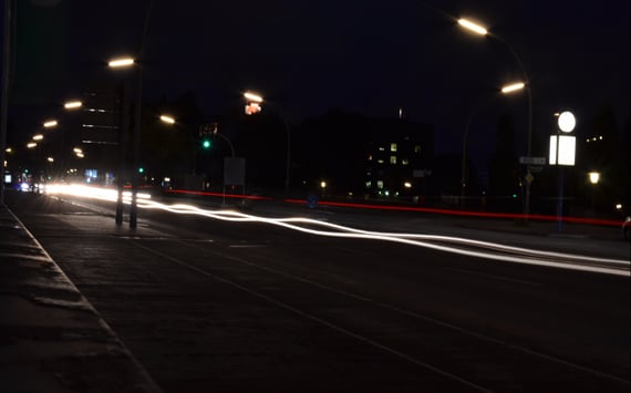 Lysstriber, nat, asfalt