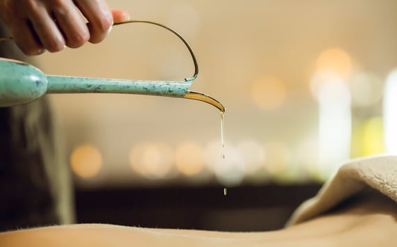 Olie fra kande. Olie bruges tit ved massage