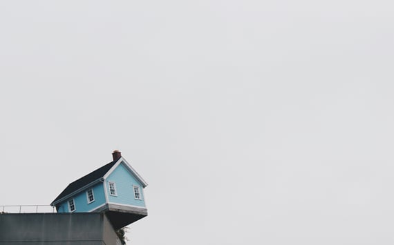 Hus der balancerer på kanten af et stup. Symbol på skulderen, der er et komplekst led, der kan ha mage ulige smertemønstre. De her smerter kan fjernes med triggerpunkter og kranio sakral terapi 