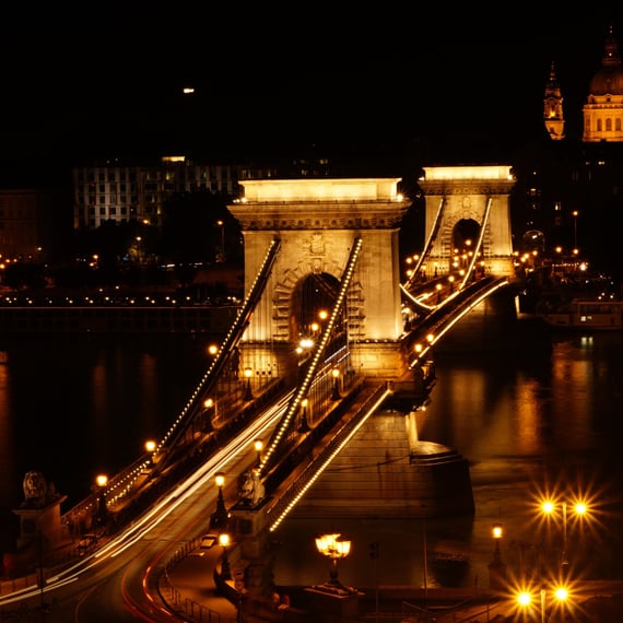 Oplyste broer i mørket. Symbol på musklen Sternocleido mastoideus, der tit laver problemer ved bihulebetændelse. Bi hulebetændelse kan behandles med kinesisk akupunktur og kranio sakral terapi