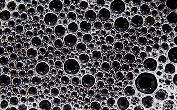 Sorte dråber på hvid baggrund Symbol på tinnitus/øresusen. Tinnitus/øresusen kan behandles med triggerpunktbehandling og kranio sakral terapi. 