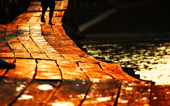 Træbro i røde farver