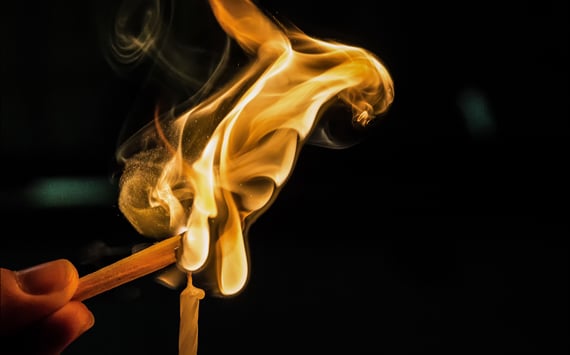 Brændende fyrstik. Symbol på smerter, der kan give en brændende fornemmelse i musklene. Sådanne smerter kan fjernes med triggerpunkter og kranio sakral terapi