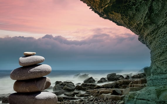 Sten der balancerer oveni hinanden. Balance mindsker stress. Kranio-sakral terapi giver balance 