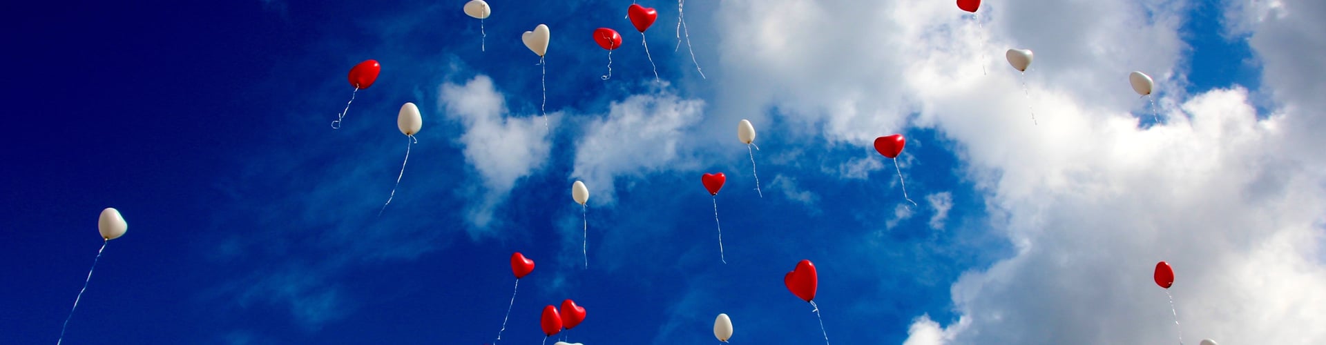 Ballonger mod himmel. De mange ballonger symboliserer almindeligt stillede spørgsmål