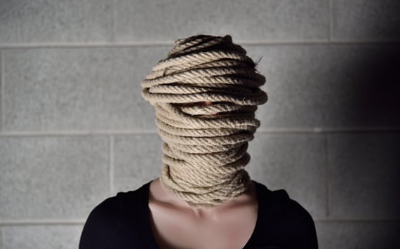 Kvinde med reb om hovedet: Symbol på angst. Angst behandler Origo med kranio sakral terapi og klassisk kinesisk akupunktur.