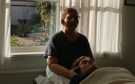 Vigdis Lysne behandler med kranio-sakral terapi