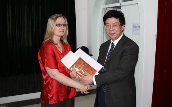 Vigdis Lysne modtager sit diplom og certificering i akupunktur på CBIATC (China Beijing Acupuncture Training Center), Kina.
