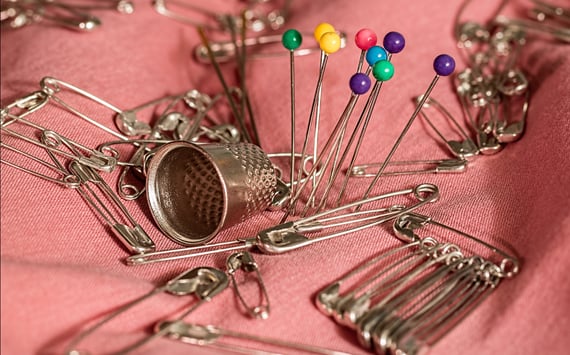 Nåle til sying. Akupunktur behandler med nåle