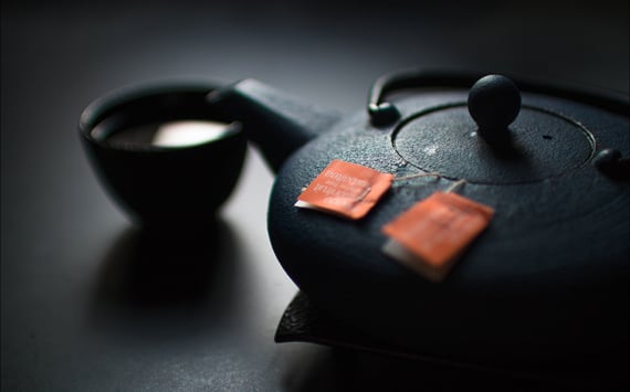 Tekande og kop. Te og akupunktur kommer begge fra Kina